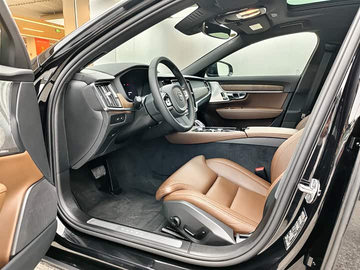 Volvo S90 Hybrid 2025 2025款 插电式混动 四驱长续航智雅豪华版