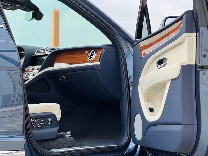 Bentley Bentayga 2024 2024款 4.0T V8 长轴距版