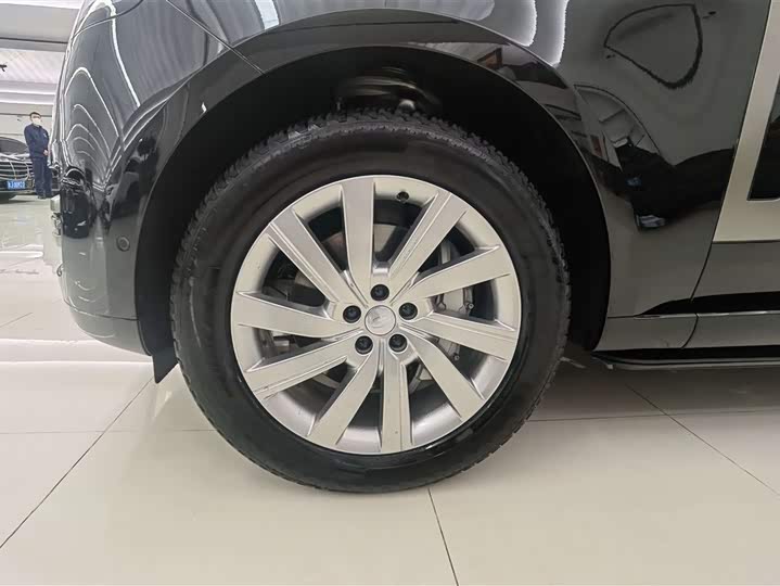 Land Rover Range Rover 2025 2025款 3.0 L6 400PS 盛世加长版