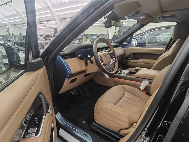 Land Rover Range Rover 2025 2025款 3.0 L6 400PS 盛世加长版
