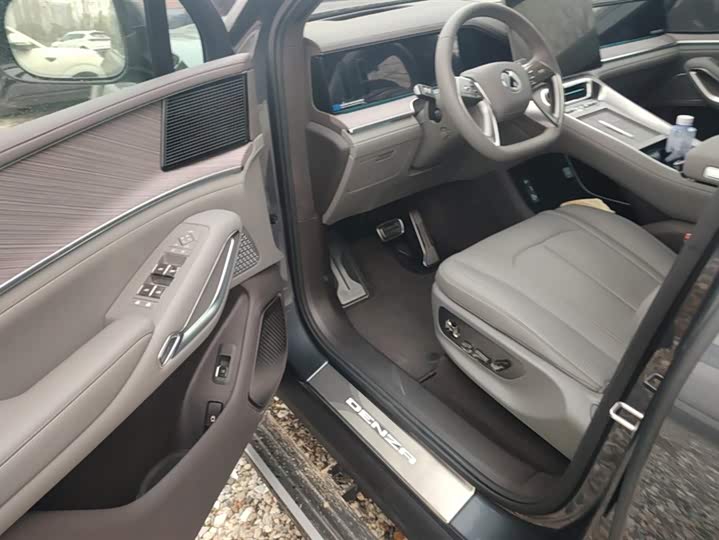 Denza N9 2025 2025款 尊荣型