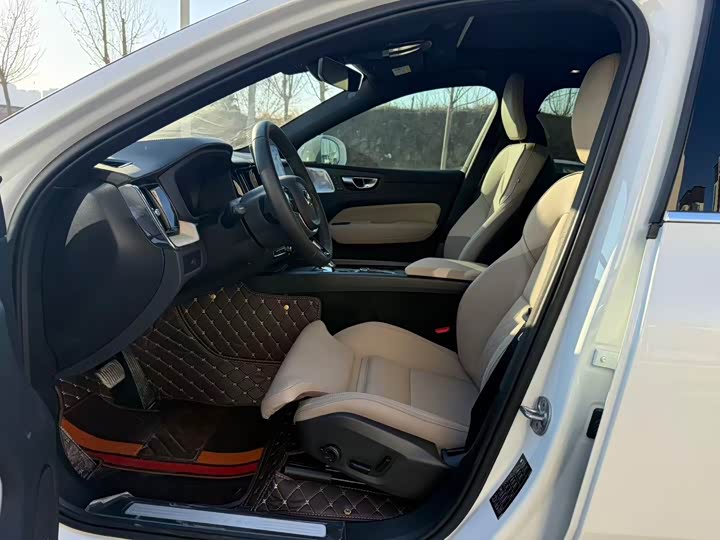 Volvo XC60 2026 2026款 B5 四驱智雅豪华版