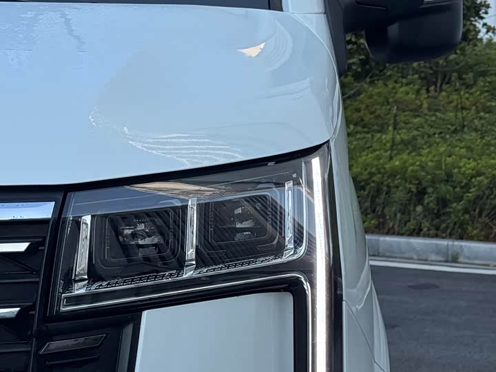 Maxus V80 2023 2023款 2.0T 手动经典傲运通短轴超低顶5/6座