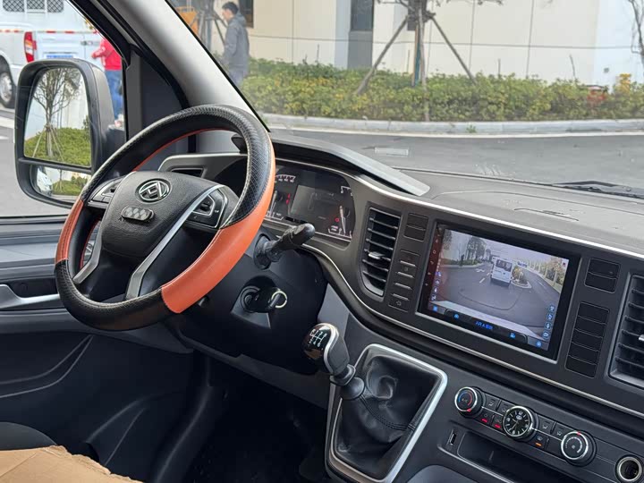 Maxus V80 2023 2023款 2.0T 手动经典傲运通短轴超低顶5/6座