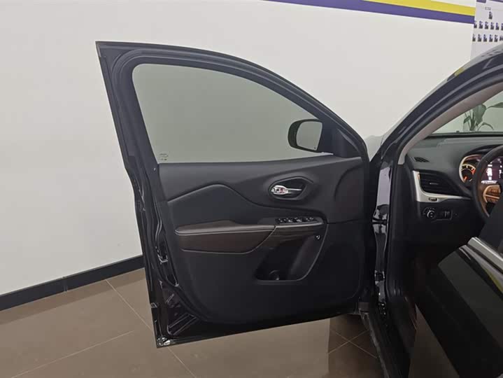 Jeep Cherokee 2020 2020款 2.0L 两驱经典运动版