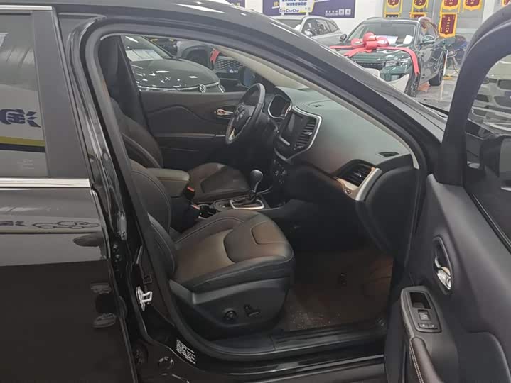 Jeep Cherokee 2020 2020款 2.0L 两驱经典运动版