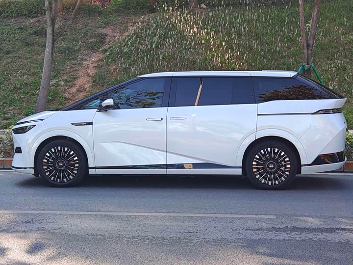 XPeng X9 2025 2025款 纯电 740超长续航 Max