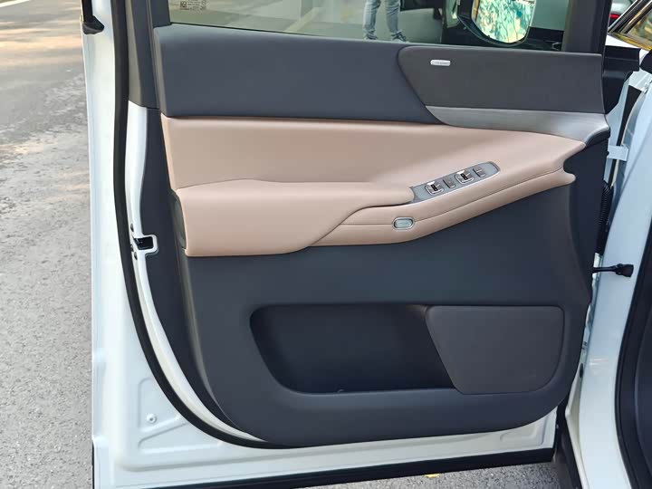 XPeng X9 2025 2025款 纯电 740超长续航 Max