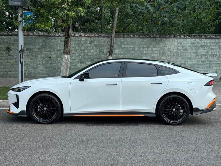 Changan UNI-V 2025 2025款 1.5T 500Bar尊贵运动型