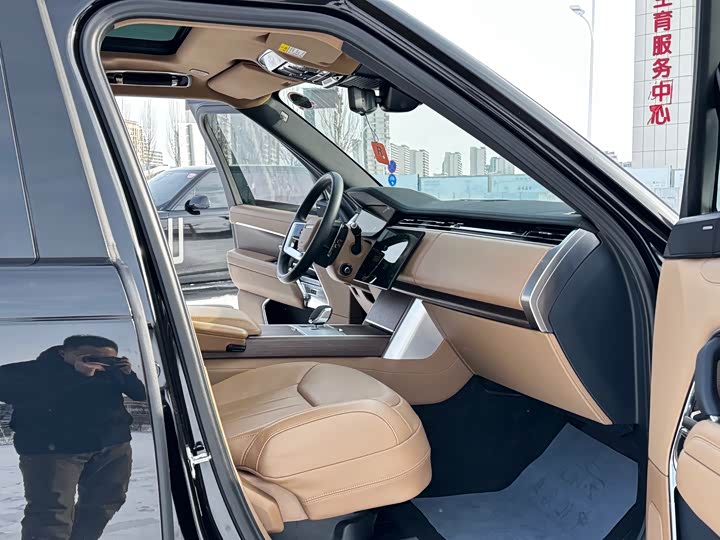 Land Rover Range Rover 2025 2025款 3.0 L6 400PS 盛世加长版