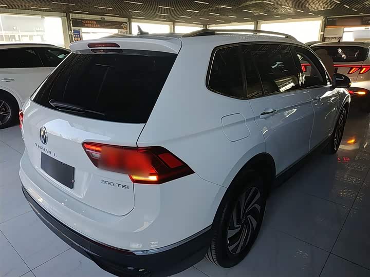 Volkswagen Tiguan L Pro 2025 2025款 出众款 300TSI 自动两驱龙腾版