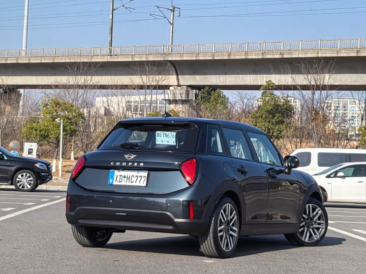Mini Mini 2025 2025款 1.5T COOPER 经典派 五门版