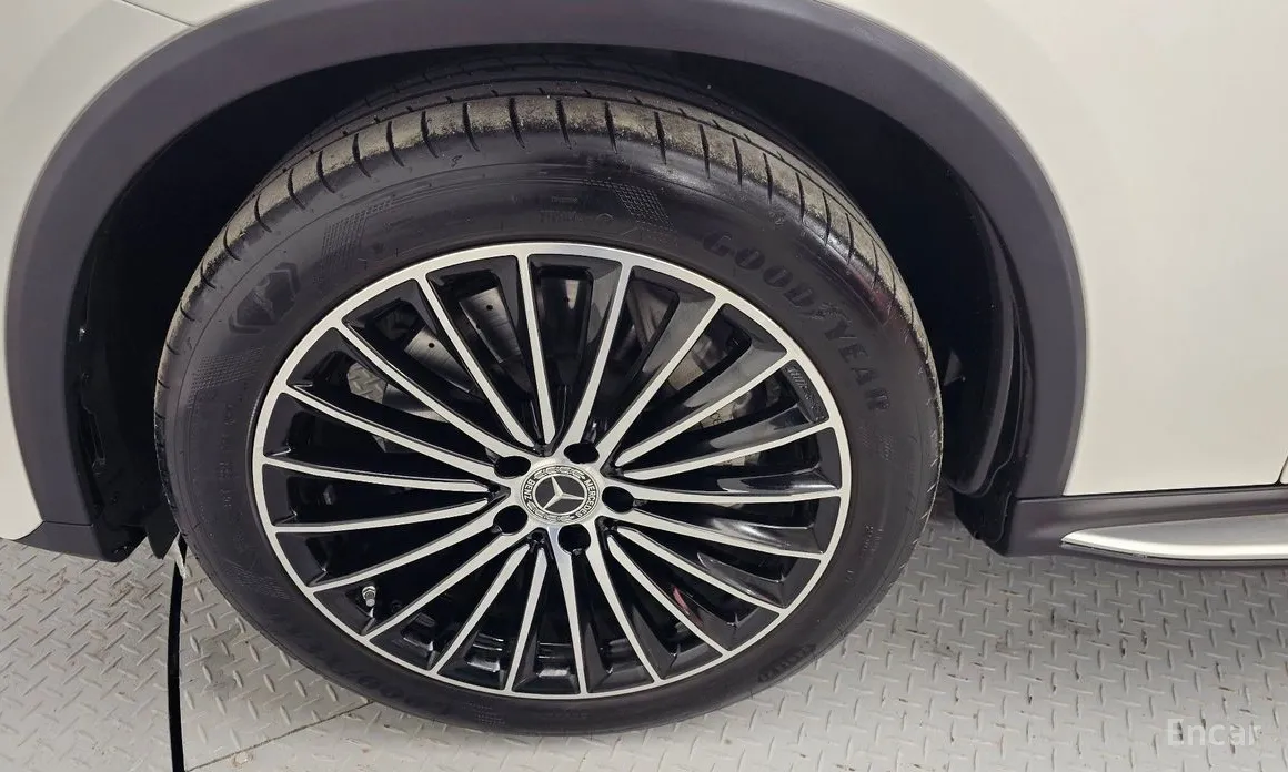 Mercedes-Benz GLC-Class 2023 GLC300 4MATIC AMG Line