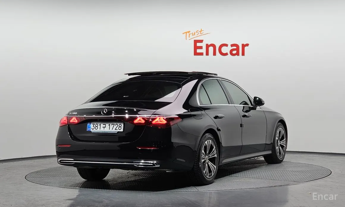Mercedes-Benz E-Class 2024 E200 Avantgarde