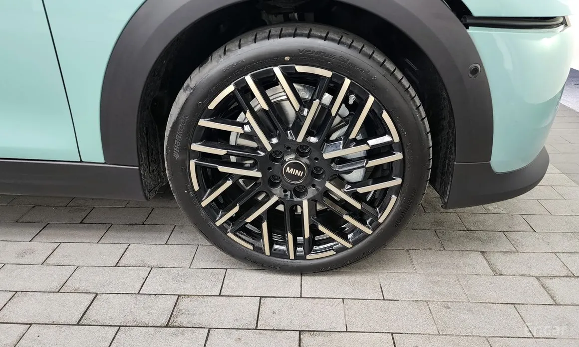 Mini Cooper 2024 5 Door Favoured