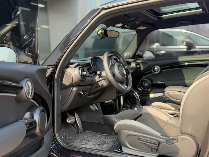 Mini Mini JCW 2023 2023款 2.0T JOHN COOPER WORKS Pat Moss纪念版