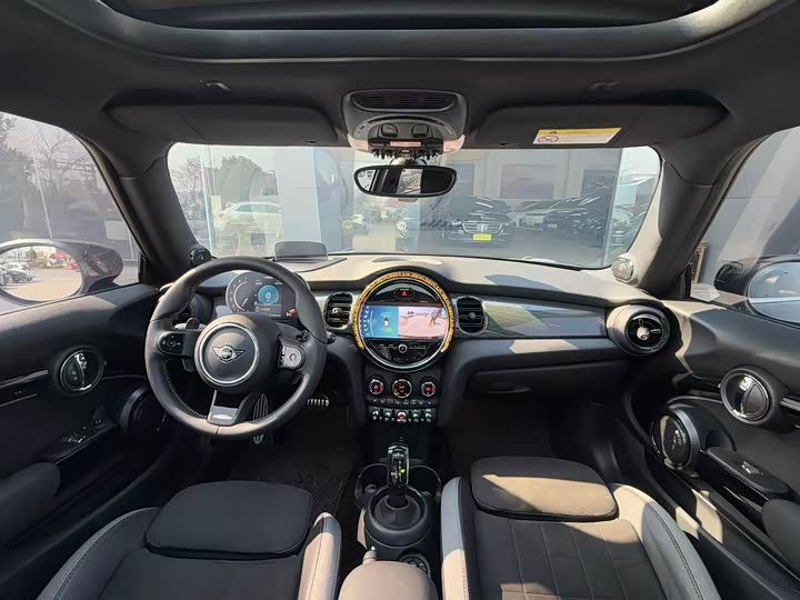 Mini Mini JCW 2023 2023款 2.0T JOHN COOPER WORKS Pat Moss纪念版