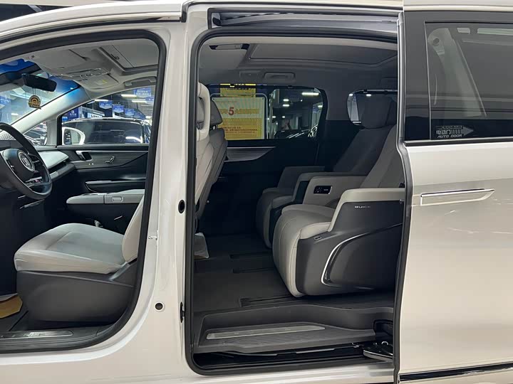 Buick GL8 ES 2025 2025款 陆尊 尊享版