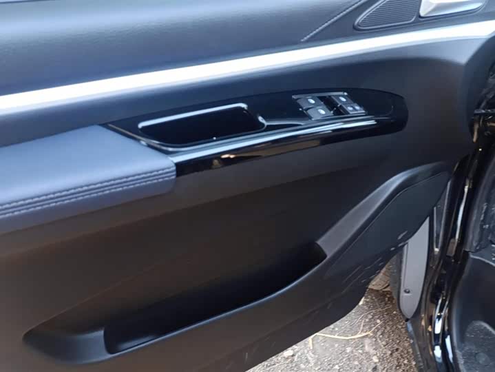 Dongfeng Forthing Lingzhi M5 2023 2023款 M5 1.6L 实用型 5座