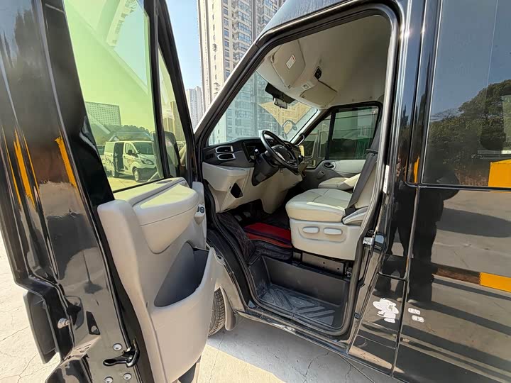 Ford Transit New 2022 2022款 2.2T手动普通型客车Pro中轴9座高顶