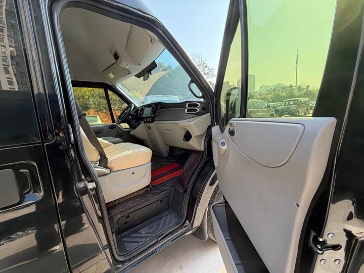 Ford Transit New 2022 2022款 2.2T手动普通型客车Pro中轴9座高顶