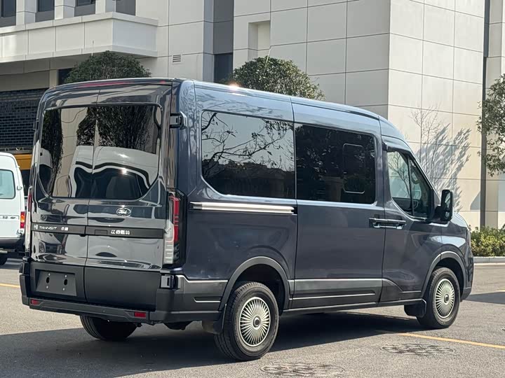 Ford Transit T8 2024 2024款 T8 2.3T柴油自动中轴中顶6座多功能版2/2/2