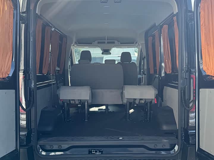 Ford Transit T8 2024 2024款 T8 2.3T柴油自动中轴中顶6座多功能版2/2/2