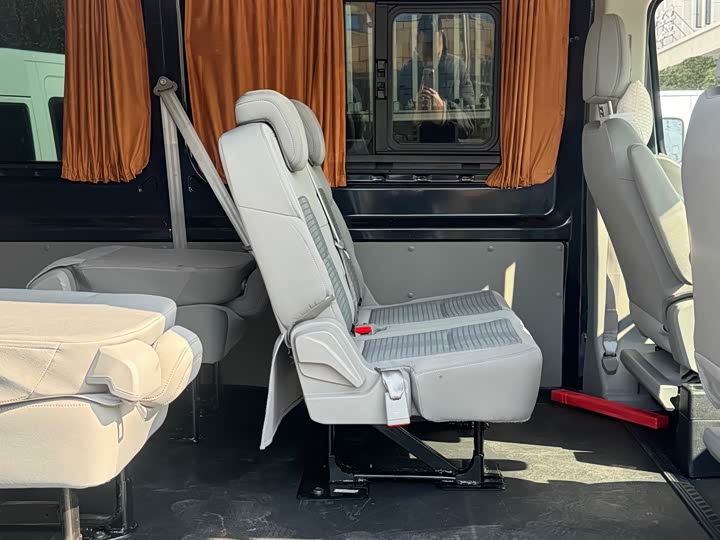 Ford Transit T8 2024 2024款 T8 2.3T柴油自动中轴中顶6座多功能版2/2/2