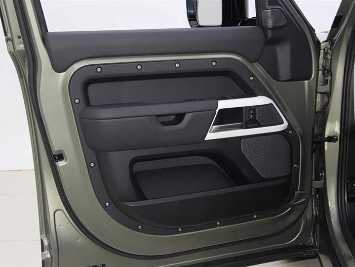 Land Rover Defender 2024 2024款 110 3.0T P400 暗黑特别版