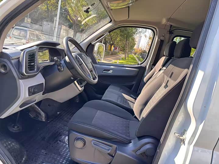 Maxus V80 2023 2023款 2.0T PLUS AMT城市版短轴超低顶5/6座