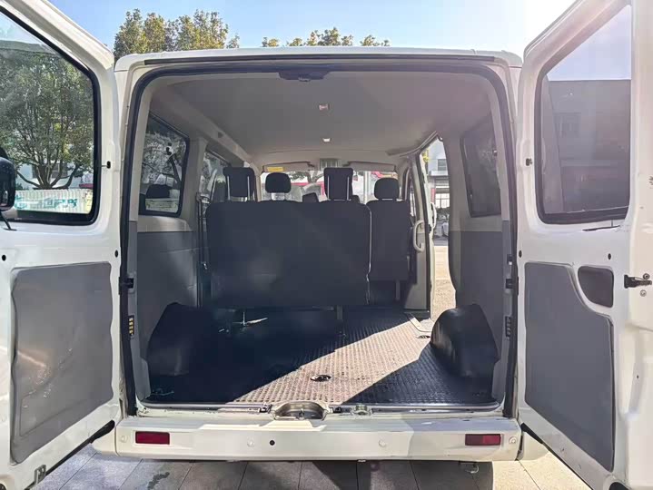 Maxus V80 2023 2023款 2.0T PLUS AMT城市版短轴超低顶5/6座