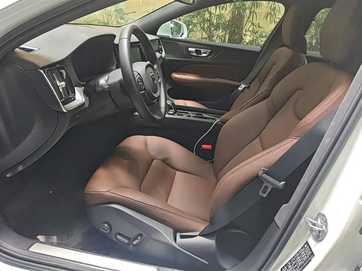 Volvo S60 2025 2025款 B4 智逸豪华版