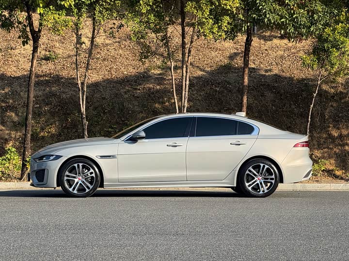 Jaguar XE L 2024 2024款 2.0T 250PS R-DYNAMIC S耀黑运动版