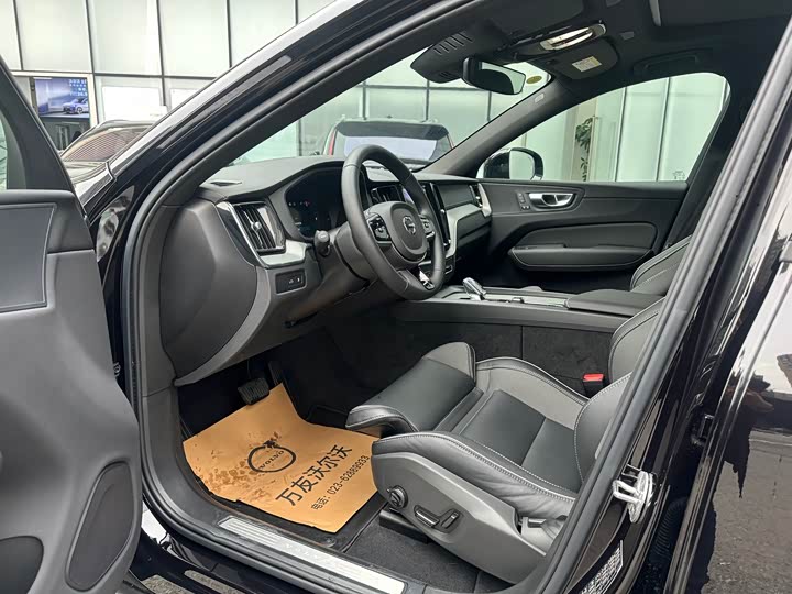 Volvo XC60 Hybrid 2025 2025款 插电式混动 长续航四驱智远极夜黑版