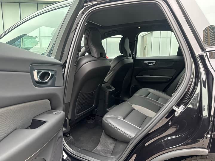 Volvo XC60 Hybrid 2025 2025款 插电式混动 长续航四驱智远极夜黑版