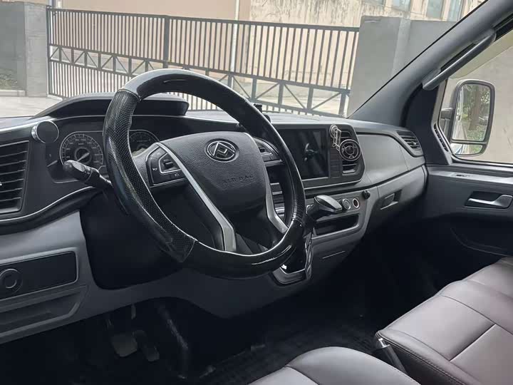 Maxus V80 2023 2023款 2.0T AMT经典傲运通长轴中顶6/7/8/9座