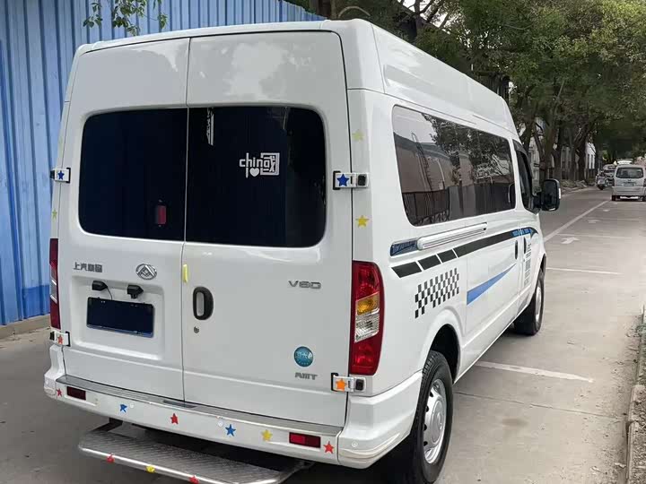 Maxus V80 2023 2023款 2.0T AMT经典傲运通长轴中顶6/7/8/9座