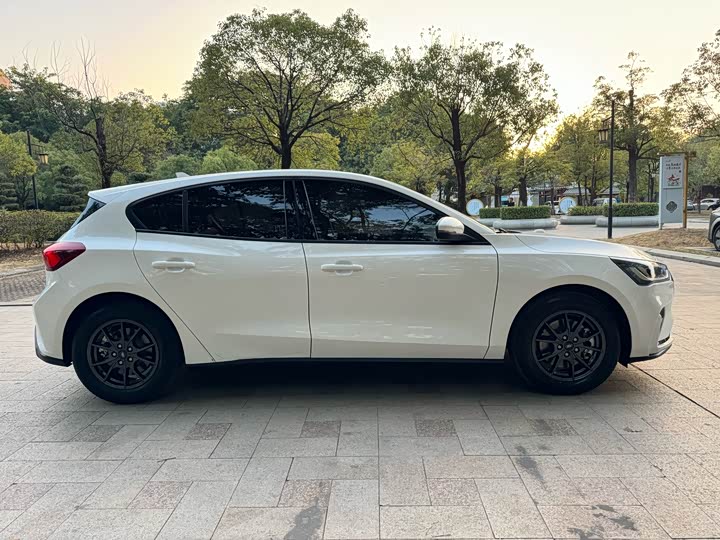 Ford Focus 2022 2022款 两厢 EcoBoost 180 自动竞速版