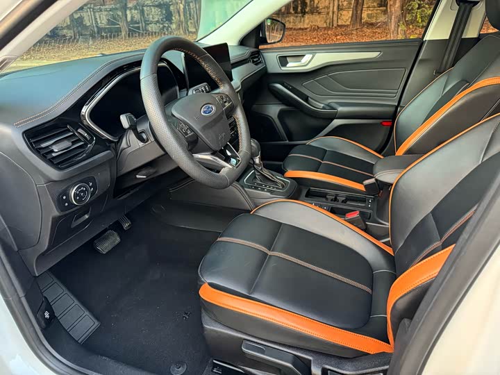 Ford Focus 2022 2022款 两厢 EcoBoost 180 自动竞速版