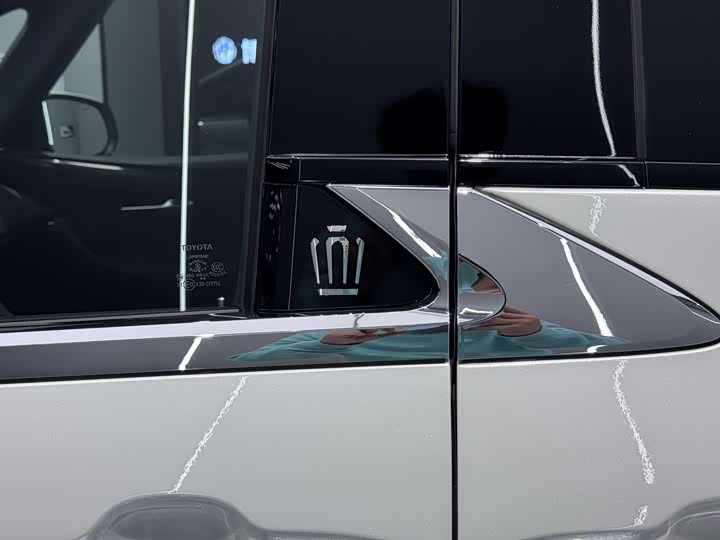 Toyota Vellfire 2024 2024款 皇冠 双擎 2.5L 至尊行政版