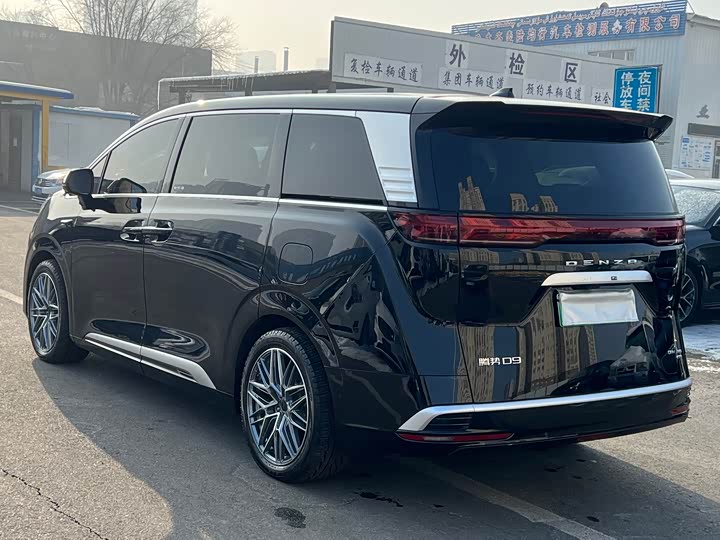 Denza D9 2025 2025款 DM-i 智驾版 1020 四驱尊贵型