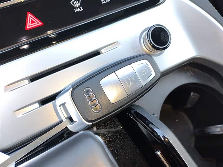 Audi Q6 2024 2024款 45 TFSI quattro 黑武士版 6座