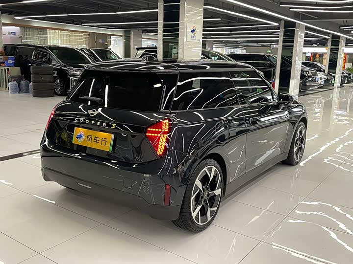 Mini Cooper 2024 2024款 452km COOPER SE 艺术家