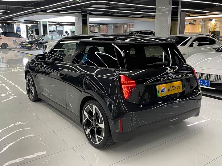 Mini Cooper 2024 2024款 452km COOPER SE 艺术家