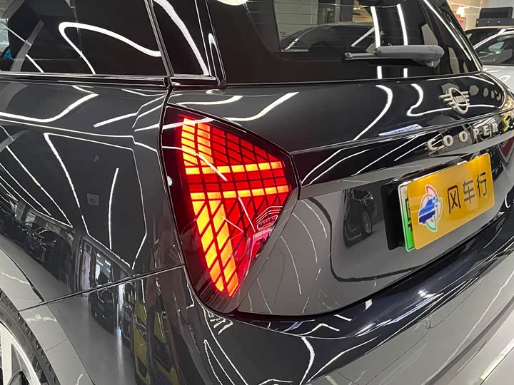 Mini Cooper 2024 2024款 452km COOPER SE 艺术家