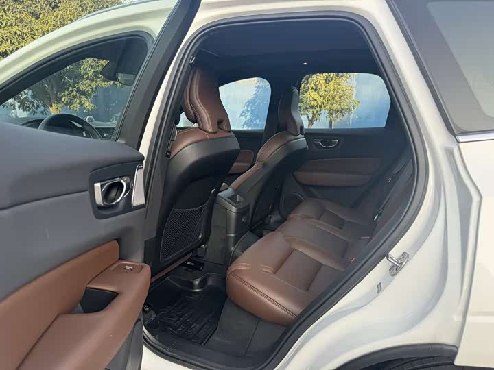 Volvo XC60 Hybrid 2025 2025款 插电式混动 长续航四驱智雅豪华版