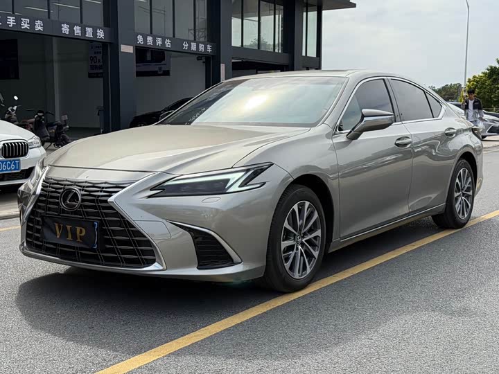 2025 Lexus ES