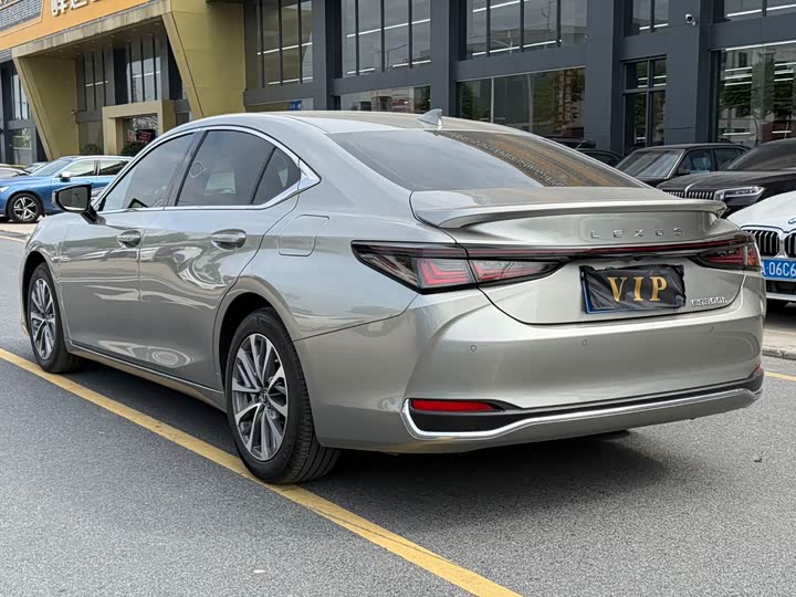 Lexus ES 2025 2025款 300h 臻享版
