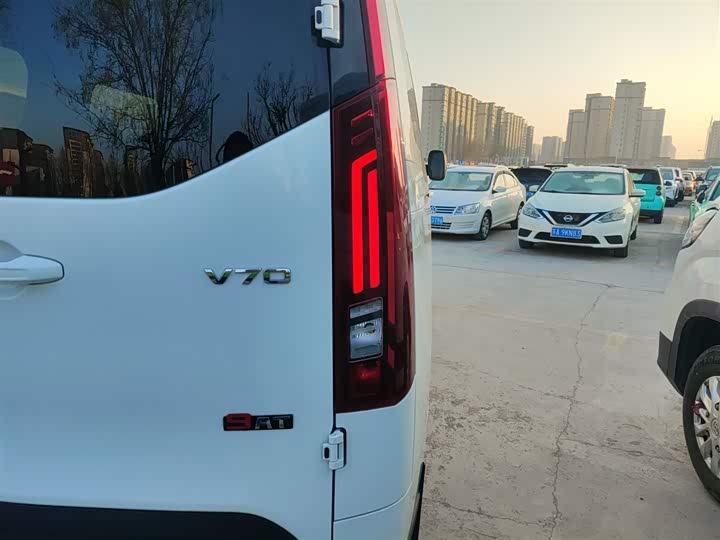 Maxus V70 2023 2023款 2.0T 精英版 自动长轴低顶 6/7座