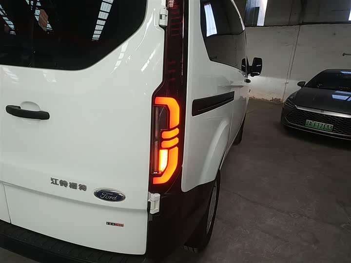 Ford Transit 2023 2023款 2.0T柴油手动多功能商用车短轴低顶5/6座